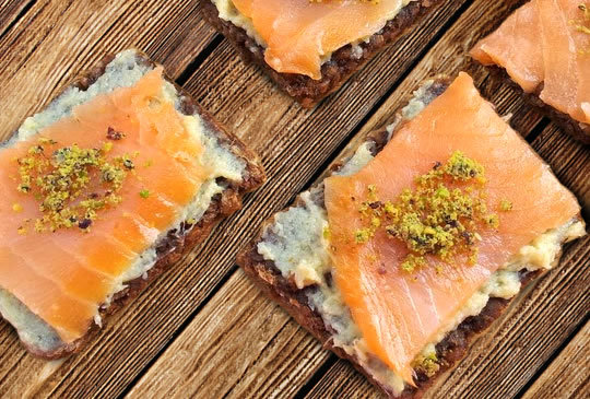 Tartine al salmone e carciofi