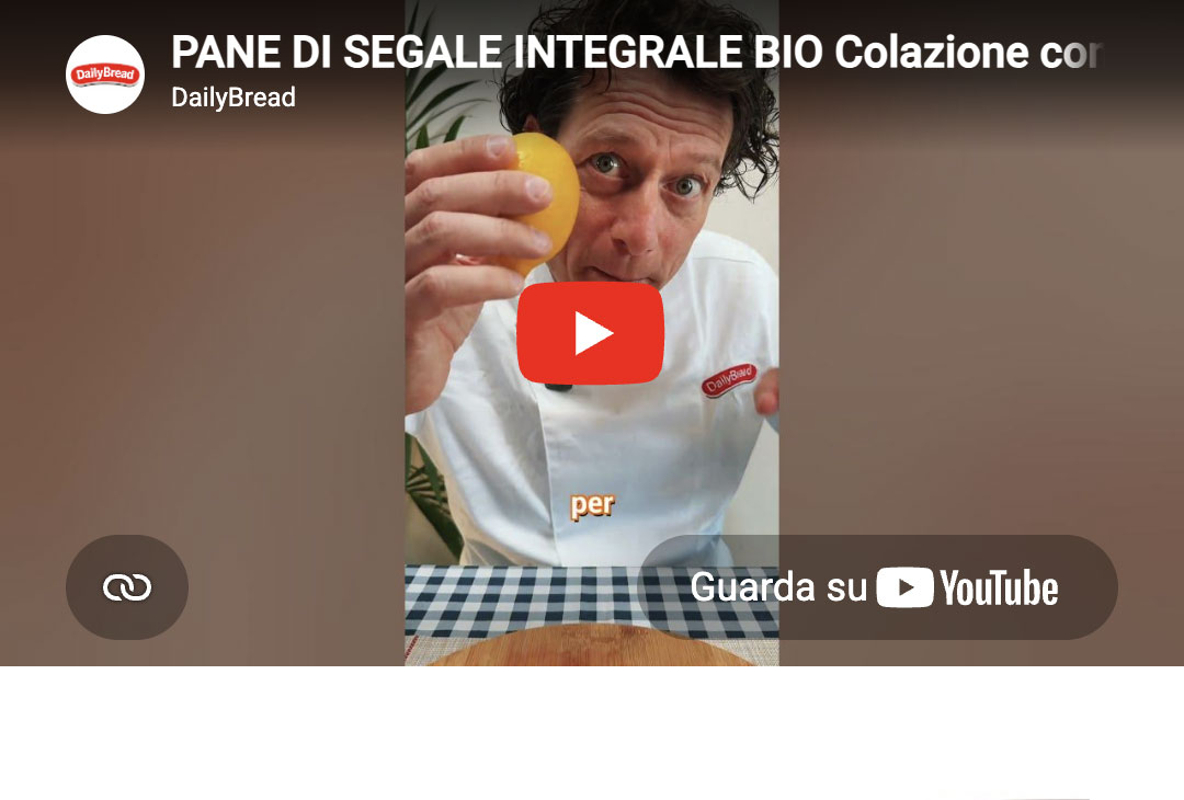 Colazione con pane yogurt e fragole
