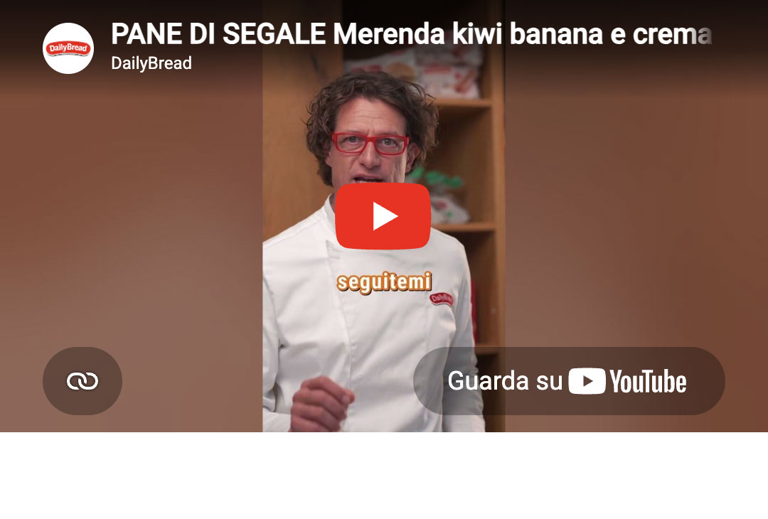 Merenda con kiwi, banana e crema di nocciole.