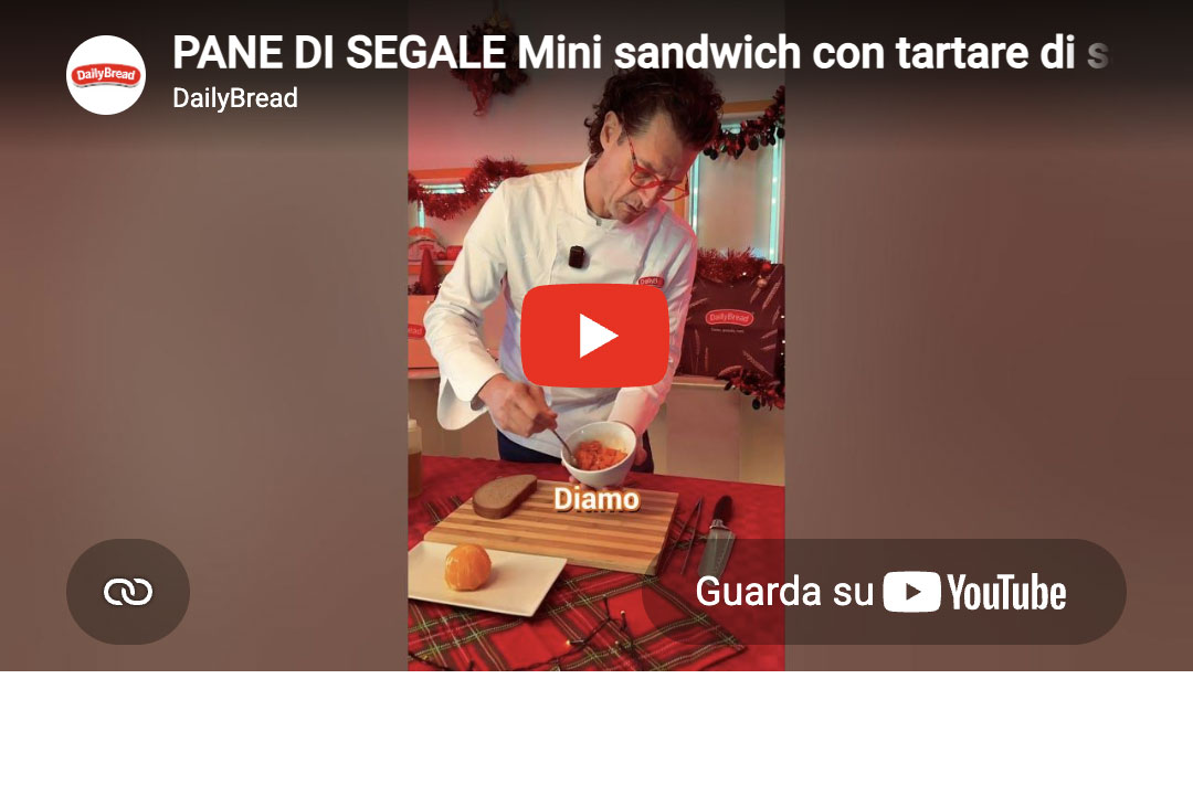 Mini sandwich con tartare di salmone e arancia